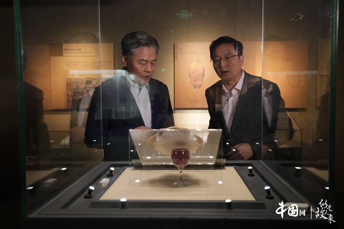 汉字篇： 王晓辉与黄德宽参观殷墟遗址