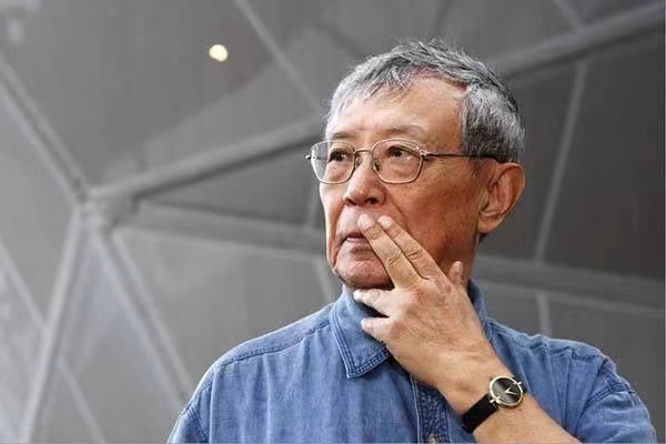 2010年10月，李泽厚在上海参观世博会。澎湃新闻记者赵昀图
