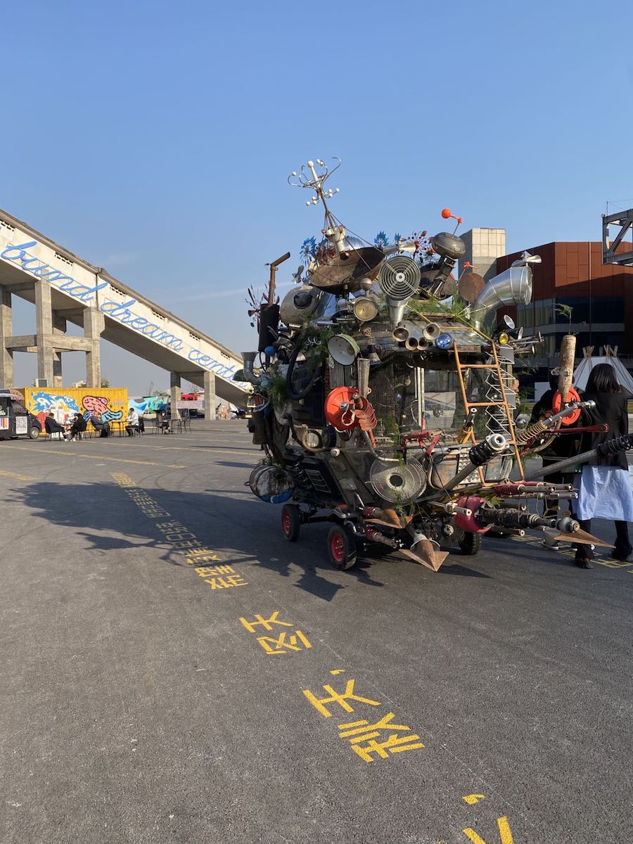 乔小刀的《游牧流浪者2号》西岸穹顶艺术中心外，澎湃新闻记者钱雪儿拍摄