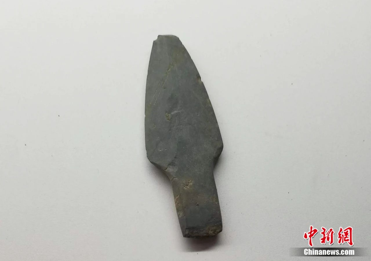 出土于龟山遗址的石矛。陈建樾摄