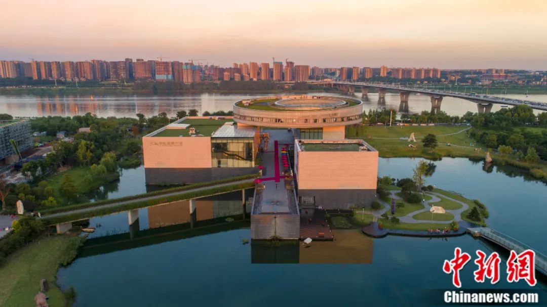 背靠湘江的李自健美术馆，2016年建成。受访者供图