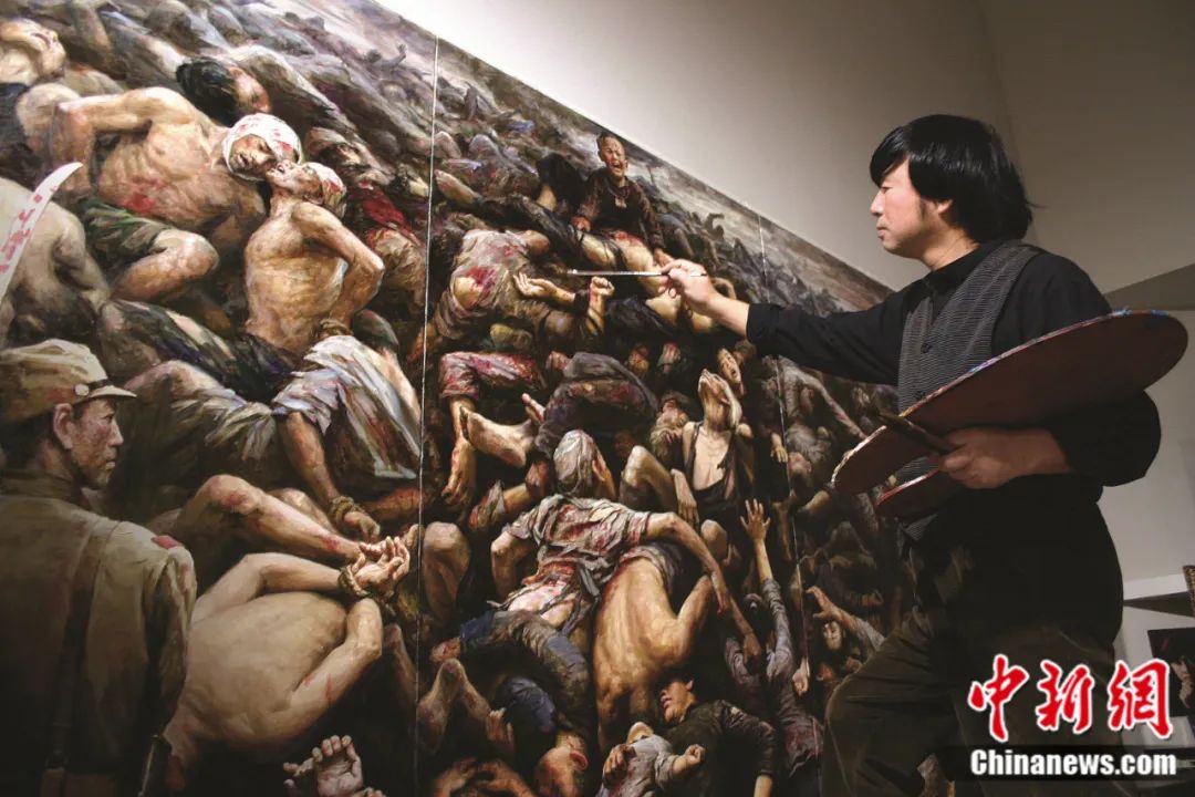 2003年在美国洛杉矶重新绘制第二幅《南京大屠杀》巨幅油画的李自健。受访者供图