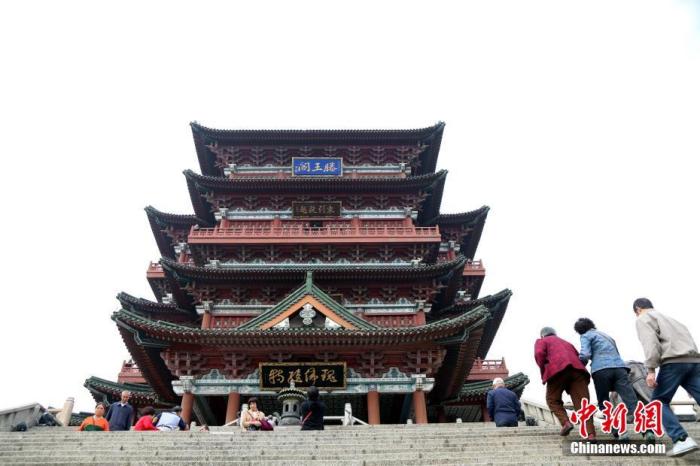 资料图：中国农历九月初九，重阳佳节。民众来到位于江西南昌的滕王阁旅游区，登高祈福。<a target='_blank' href='/'>中新社</a>记者姜涛摄